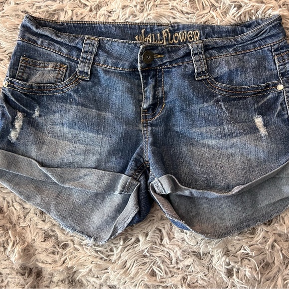 Wallflower Jean Shorts, Size 9 - Picture 2 of 4